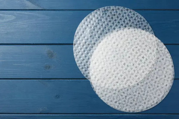 Mavi ahşap masadaki yenilebilir pirinç kağıtları, düz yatıyordu. Metin için boşluk