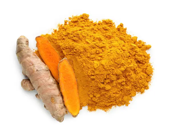 Zerdeçal tozu yığını ve kökler beyaz, üst görünümde izole