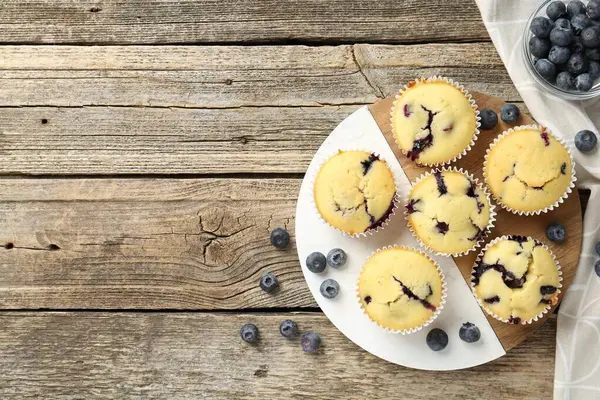 Tahta masada yaban mersinli leziz çörekler. Metin için boşluk