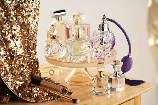 İçerideki ahşap tuvalet masasında farklı lüks parfümler.