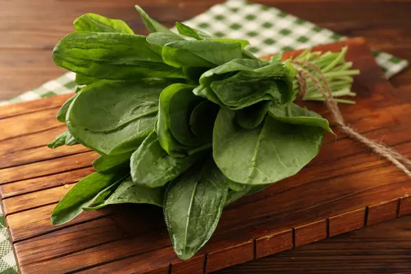 Tahta masada taze yeşil kuş yaprakları, yakın plan.