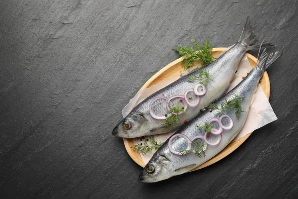 Siyah masada baharatlı ringa balığı, üst manzara. Metin için boşluk