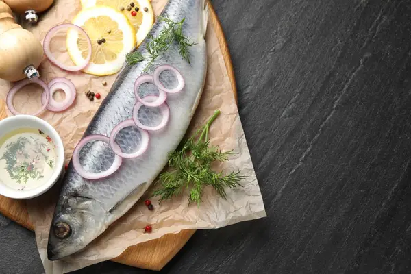 Siyah masadaki baharatlı lezzetli ringa balığı. Metin için boşluk