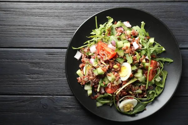 Siyah ahşap masada kahverengi pirinçli nefis salata, üst manzara. Metin için boşluk
