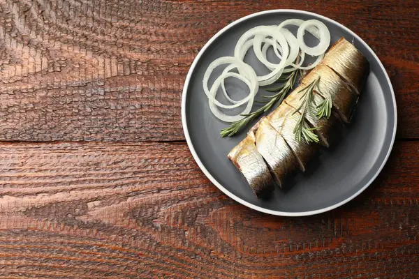 Tütsülenmiş ringa balığı, soğan ve biberiye ahşap masa, üst manzara. Metin için boşluk