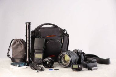 Profesyonel fotoğrafçının ekipmanı ve çantası ışık masasında. Metin için boşluk