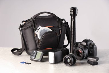 Profesyonel fotoğrafçının ekipmanı ve çantası ışık masasında.