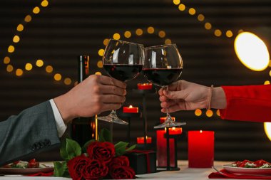 Lokantada birkaç kadeh şarap, yakın plan. Romantik yemek.