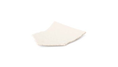 Kırık yumurta kabuğunun bir parçası beyaza izole edilmiş.