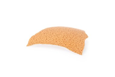 Kırık yumurta kabuğunun bir parçası beyaza izole edilmiş.