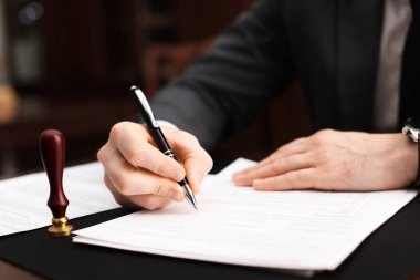 Ofisteki masada noter imzalı belge, yakın plan