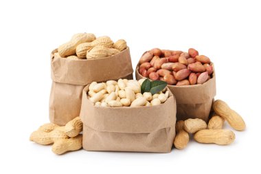 Beyaz poşetlerdeki farklı fıstıklar.