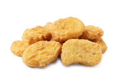 Birçok lezzetli tavuk nuggetları beyaz üzerine izole edilmiş.