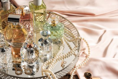 Masada farklı lüks parfümler ve aksesuarlar var.