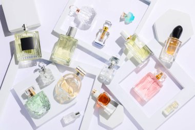 Beyaz arka planda farklı lüks parfümler, düz yatış