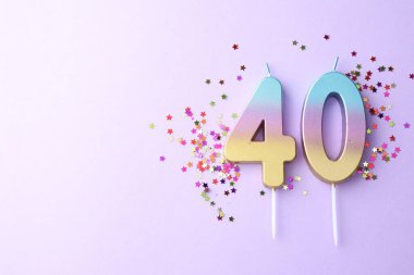 40. yaş günü. Mor arka planda mumlar ve konfetiler var. Metin için boşluk