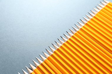 Gri arkaplanda birçok grafit kalem var. Metin için boşluk