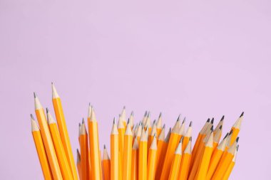 Pembe arka planda birçok grafit kalem, yakın plan. Metin için boşluk