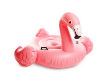 Beyaz arkaplanda pembe şişirilebilir flamingo şekilli halka