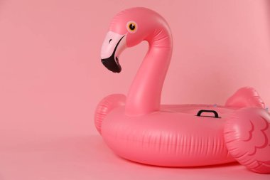 Pembe arkaplanda şişirilebilir flamingo şekilli halka, metin için boşluk