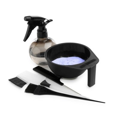 Beyaza izole edilmiş çamaşır tozu ve kuaför aletleri.