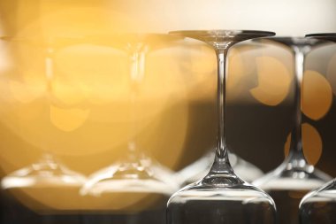 Bulanık arkaplanda boş bardaklar, yakın plan. Bokeh etkisi