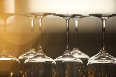 Bulanık arkaplanda boş bardaklar, yakın plan. Bokeh etkisi