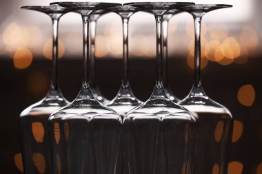 Bulanık arkaplanda boş bardaklar, yakın plan. Bokeh etkisi