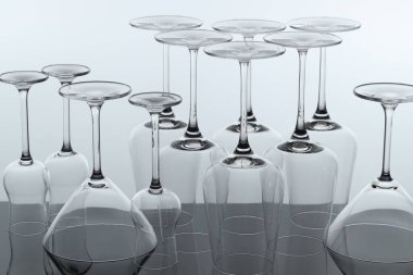 Ayna yüzeyindeki pek çok temiz cam, ışık arka planına karşı, yakın plan