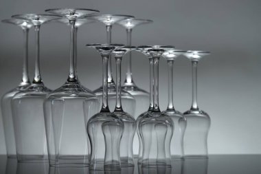 Ayna yüzeyinde pek çok temiz cam var.