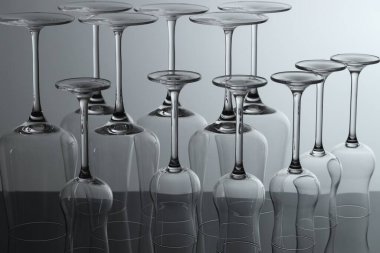 Ayna yüzeyindeki pek çok temiz cam, ışık arka planına karşı, yakın plan