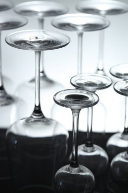 Ayna yüzeyindeki pek çok temiz cam, ışık arka planına karşı, yakın plan