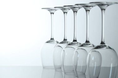 Ayna yüzeyindeki pek çok temiz cam, ışık arka planına karşı, yakın plan