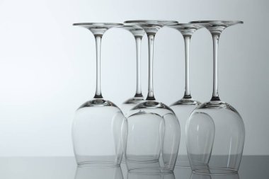 Ayna yüzeyinde pek çok temiz cam var.