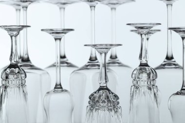 Açık gri arkaplanda temiz bardaklar, yakın plan.