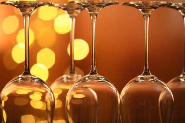 Bulanık ışıklara karşı birçok temiz bardak, yakın plan. Bokeh etkisi