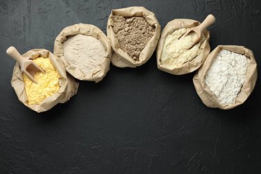Siyah masada, kağıt torbalarda farklı tipte un var. Metin için boşluk