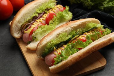 Sebzeli lezzetli sosisliler, yakın plan.