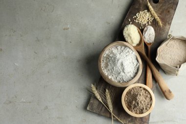 Açık gri masadaki farklı tipte un, düz. Metin için boşluk