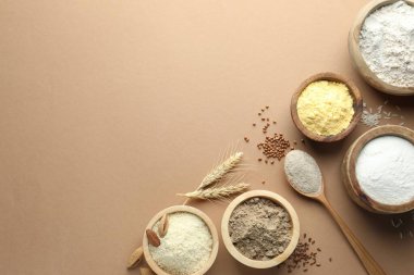 Açık kahverengi masadaki farklı tipte un, düz. Metin için boşluk