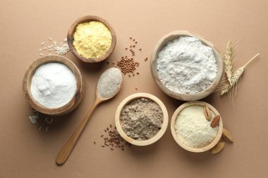 Açık kahverengi masa üzerinde farklı tipte un, düz yatıyordu.