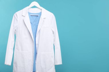Doktorun ceketi mavi arka planda asılı. Metin için boşluk
