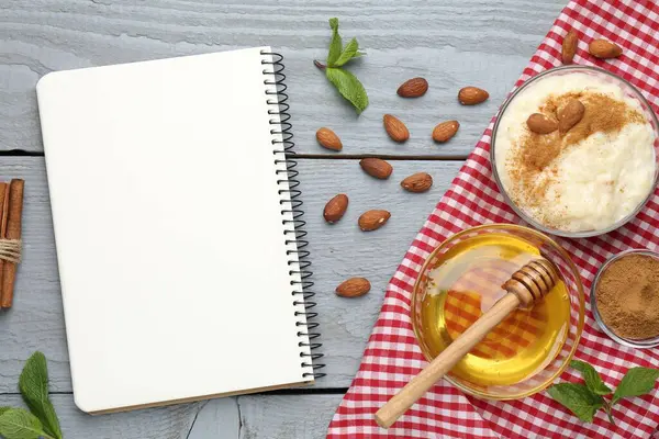 Boş yemek tarifi kitabı, tatlı ve malzemeler gri ahşap masa, düz uzanma