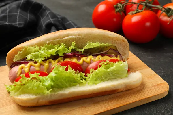 Sebzeli lezzetli sosisli sandviç, yakın plan.