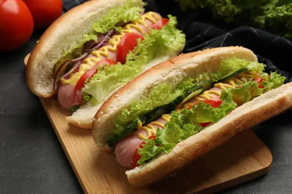 Sebzeli lezzetli sosisliler, yakın plan.