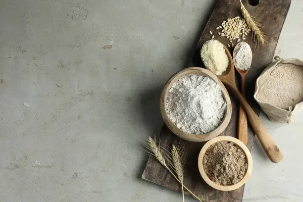 Açık gri masadaki farklı tipte un, düz. Metin için boşluk