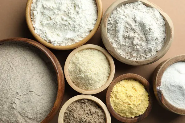 Açık kahverengi masa üzerinde farklı tipte un, düz yatıyordu.