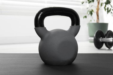 Bir kettlebell ve bir paspas yere, yakın çekim.