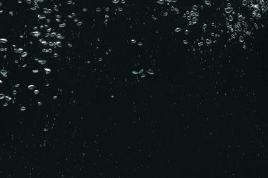 Siyah arkaplanda birçok su kabarcığı, yakın plan