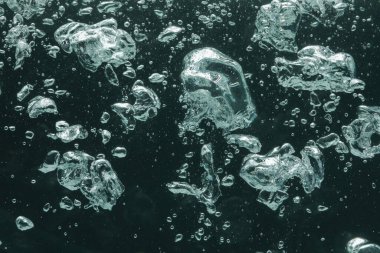 Siyah arkaplanda birçok su kabarcığı, yakın plan